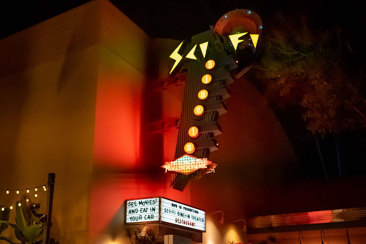 Sci-Fi Dine-In Theater Restaurant